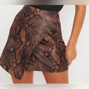 PrettylittleThing Plus Brown Mini Snake Print Skirt with puffy button Detail /18